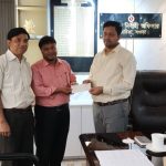 রাস্তা সংস্কারের জন্য ইউএনও শাহরুখ খানের অনুদানের চেক প্রদান