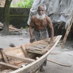 আত্রাইয়ে বর্ষা মৌসুমে ব্যস্ত সময় পার করছেন নৌকা তৈরির কারিগররা
