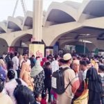 ঘরমুখো মানুষের সঙ্গে পর্যটকদের চাপ, জমজমাট কমলাপুর রেলওয়ে স্টেশন