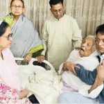 রাষ্ট্রীয় দায়িত্বের মাঝেও শেকড়ের টান: সিঙ্গাপুর থেকে ফিরেই মায়ের কাছে শিক্ষামন্ত্রী